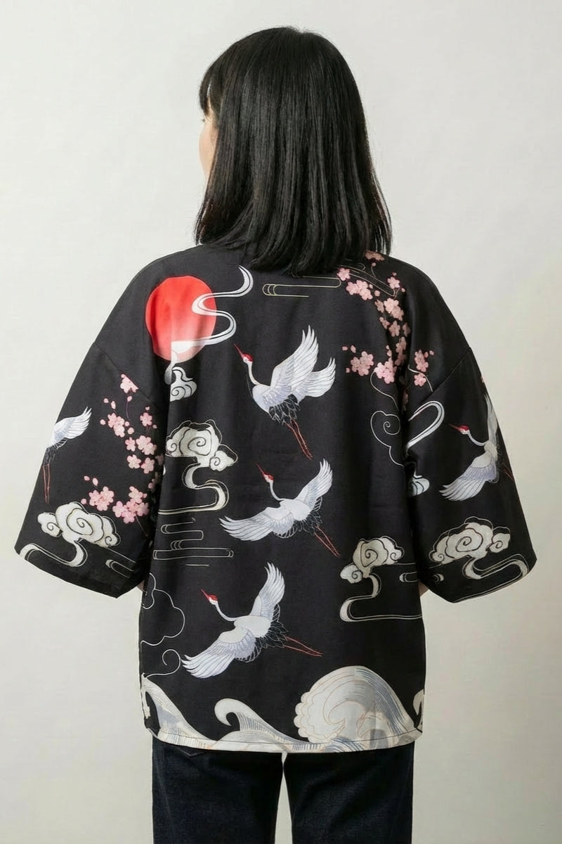 Chaqueta kimono de seda para mujer Osaka negra vista trasera grullas tsuru sakura sol rojo streetwear japonés Ropa Japonesa