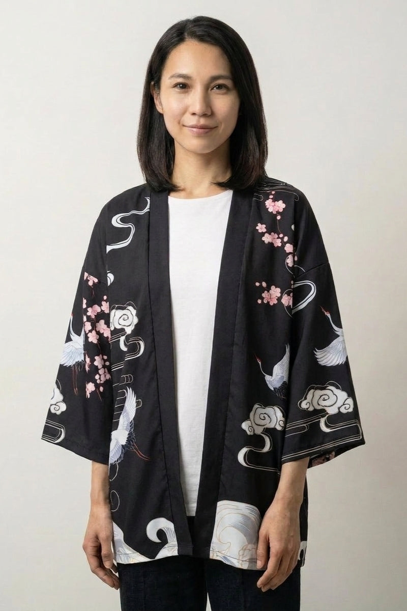 Chaqueta kimono de seda para mujer Osaka negra estampado de flores de ciruelo blancas y olas estilizadas corte abierto streetwear japonés Ropa Japonesa