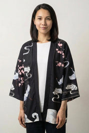 Chaqueta kimono de seda para mujer Osaka negra estampado de flores de ciruelo blancas y olas estilizadas corte abierto streetwear japonés Ropa Japonesa