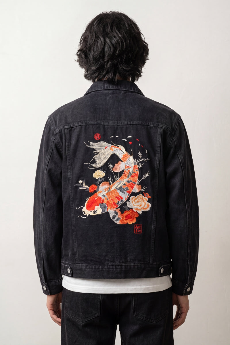 Chaqueta vaquera japonesa negra bordada con una carpa koi y peonías
