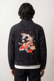 Chaqueta vaquera japonesa negra bordada con una carpa koi y peonías