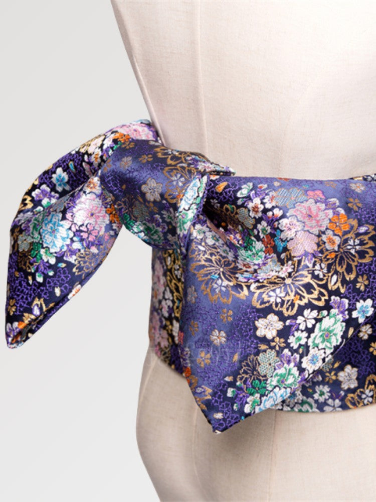 Cinturón obi de mujer Nadeshiko azul marino con flores policromas densas tejidas Ropa Japonesa