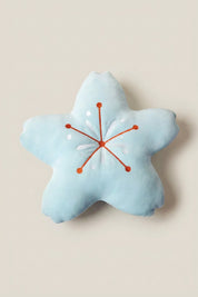Cojín japonés 'Shuka' en azul turquesa — cojín de peluche con forma de estrella de mar de cinco brazos y costuras radiales bordadas
