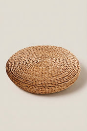 Cojín japonés 'Futon' en paja marrón oscura — zabuton redondo de paja trenzada con galleta gruesa y superficie ligeramente abombada