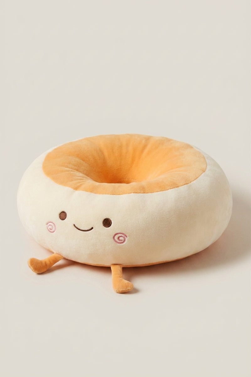 Cojín japonés 'Itami' sonriente en tres cuartos — cojín de suelo de peluche crema con forma de personaje de mejillas rosas, centro hundido naranja y piecitos
