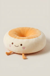 Cojín japonés 'Itami' sonriente en tres cuartos — cojín de suelo de peluche crema con forma de personaje de mejillas rosas, centro hundido naranja y piecitos