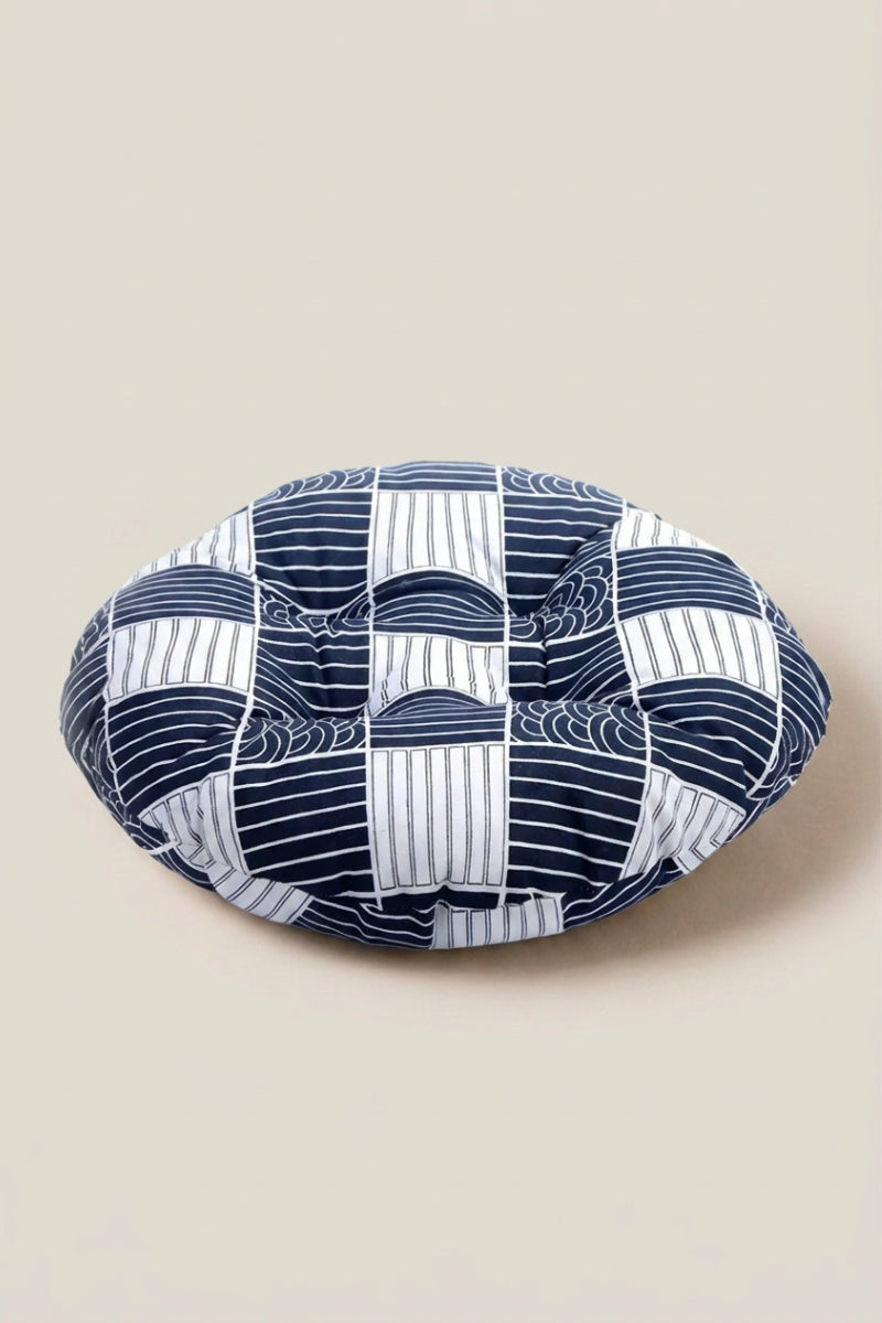 Cojín japonés 'Tsumigo' con estampado de olas seigaiha azul noche — zabuton redondo y plano de algodón estampado, borde pespunteado y relleno uniforme