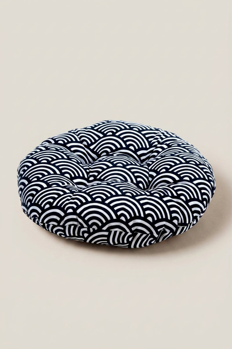Cojín japonés 'Tsumigo' con estampado de nubes gris azulado — zabuton redondo y plano de algodón estampado, borde pespunteado y relleno uniforme