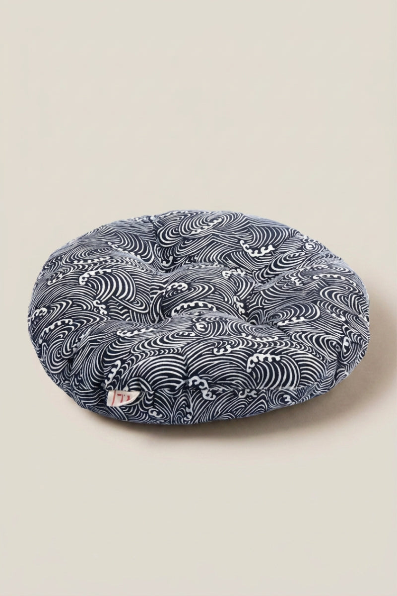 Cojín japonés 'Tsumigo' con estampado de damero azul y blanco — zabuton redondo y plano de algodón estampado, borde pespunteado y relleno uniforme