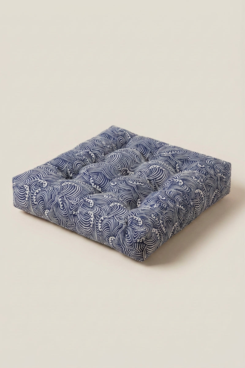 Cojín japonés 'Yashio' con estampado de olas azul marino — cojín de silla cuadrado y grueso, esquinas pespunteadas y cintas en la parte trasera