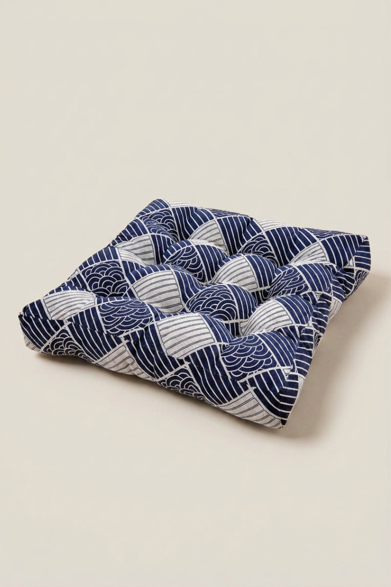 Cojín japonés 'Yashio' con estampado de damero azul y blanco — cojín de silla cuadrado y grueso, esquinas pespunteadas y cintas en la parte trasera
