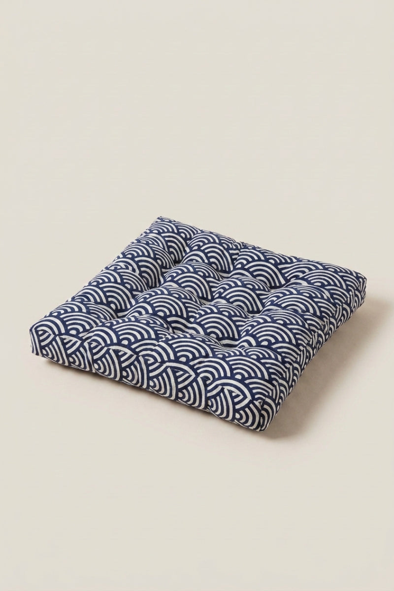 Cojín japonés 'Yashio' con estampado seigaiha azul y blanco — cojín de silla cuadrado y grueso, esquinas pespunteadas y cintas en la parte trasera