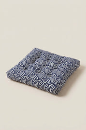 Cojín japonés 'Yashio' con estampado seigaiha azul y blanco — cojín de silla cuadrado y grueso, esquinas pespunteadas y cintas en la parte trasera