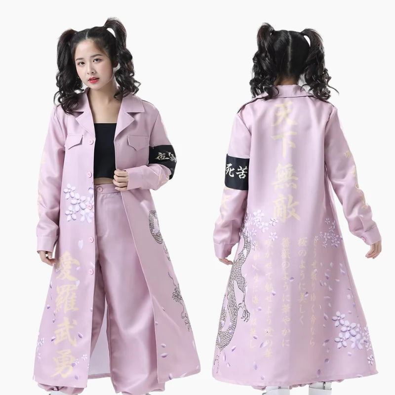 Disfraz japonés inspirado en la flor de sakura y el espíritu rebelde