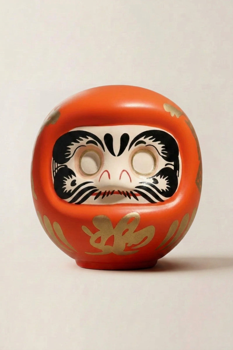 Daruma naranja de cerámica sobre fondo beige — figura redonda de 11 cm con el kanji 開運, ojos en blanco para el rito del deseo