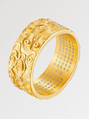Anillo japonés de nubes Kumo dorado con nubes estilizadas en relieve y Sūtra interior Ropa Japonesa