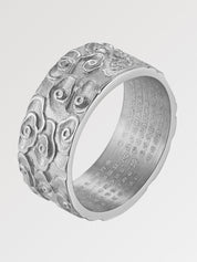 Anillo japonés de nubes Kumo dorado con nubes estilizadas en relieve y Sūtra interior Ropa Japonesa