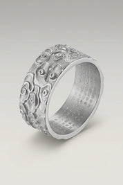 Anillo 'Kumo' en plata — anillo ancho con volutas de nubes talladas en relieve en toda la circunferencia, foto de producto sobre fondo gris claro