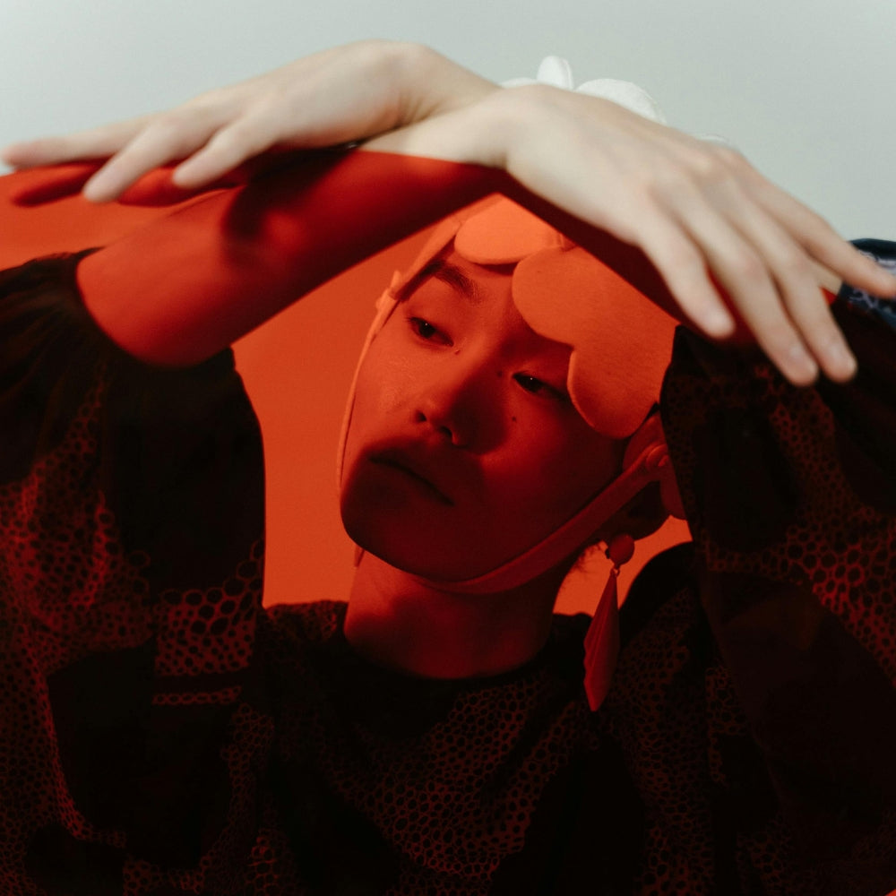 Mujer con iluminación roja y estética japonesa moderna – Ropa Japonesa