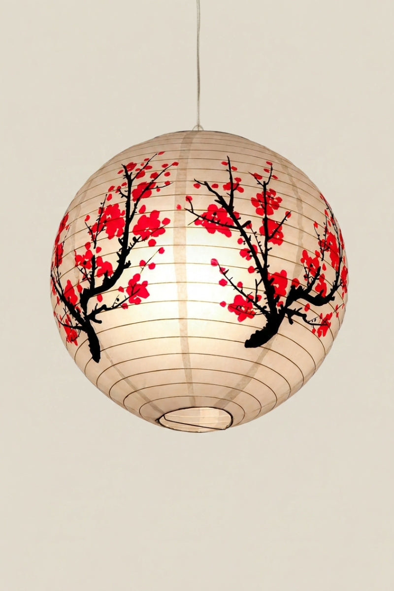 Farol japonés — farol esférico de papel crema con ramas de cerezo en flor rojas, colgado de un hilo, foto de producto sobre fondo beige liso