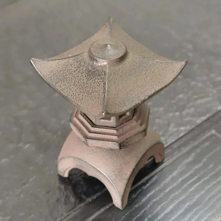 Farol japonés de hierro fundido Seiyo marrón-negro patinado estilo santuario shinto Ropa Japonesa