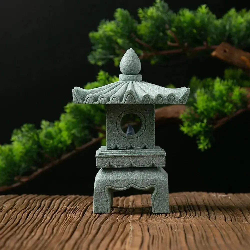 Farol japonés de piedra Ukiha con antefijas esculpidas y pináculo en loto budista Ropa Japonesa