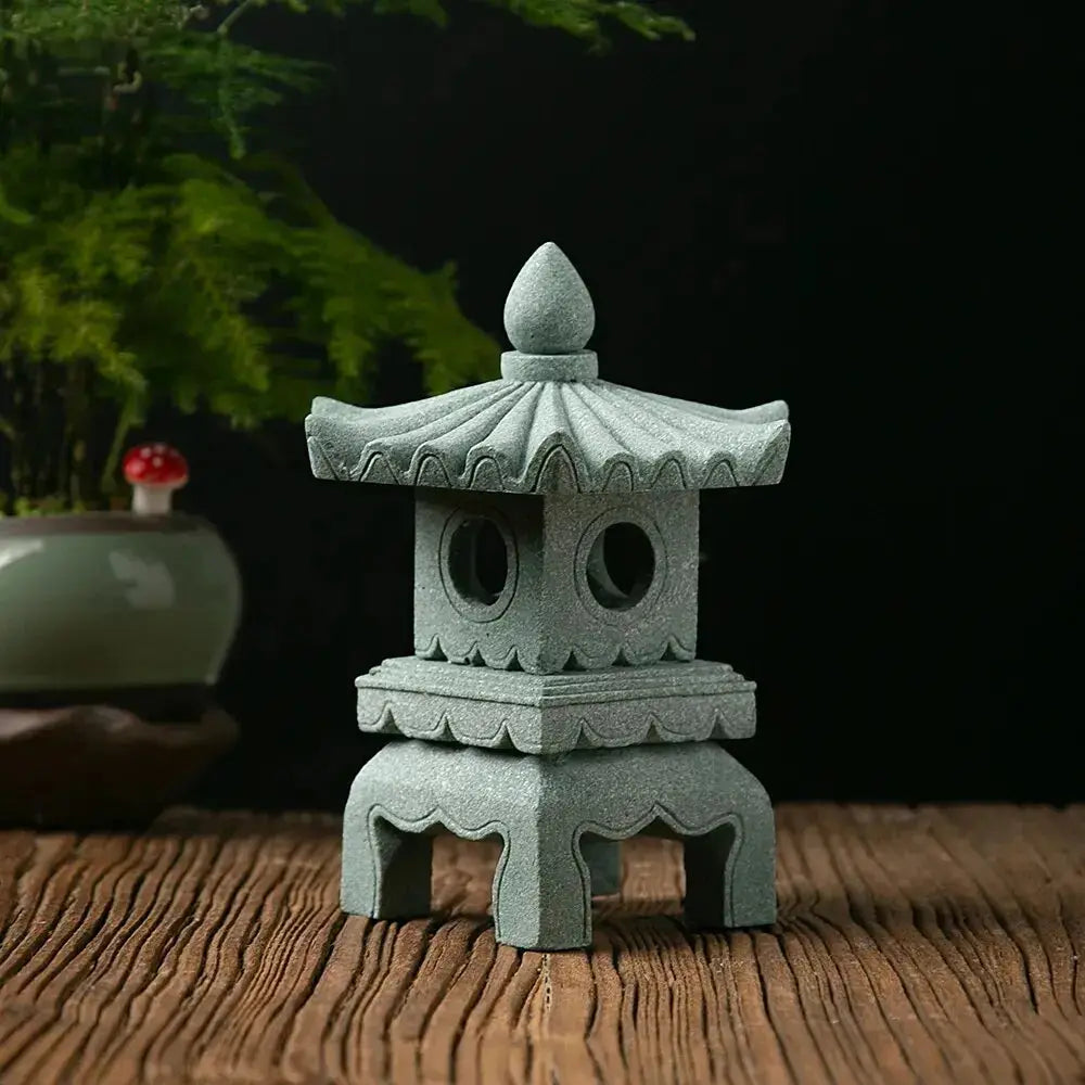 Farol japonés de piedra Ukiha con antefijas esculpidas y pináculo en loto budista Ropa Japonesa