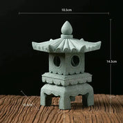 Farol japonés de piedra Ukiha con antefijas esculpidas y pináculo en loto budista Ropa Japonesa