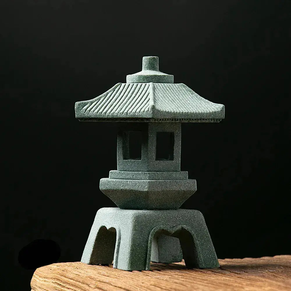 Farol japonés de piedra Fuku para exteriores con techo de tejas esculpidas y abertura luna Ropa Japonesa