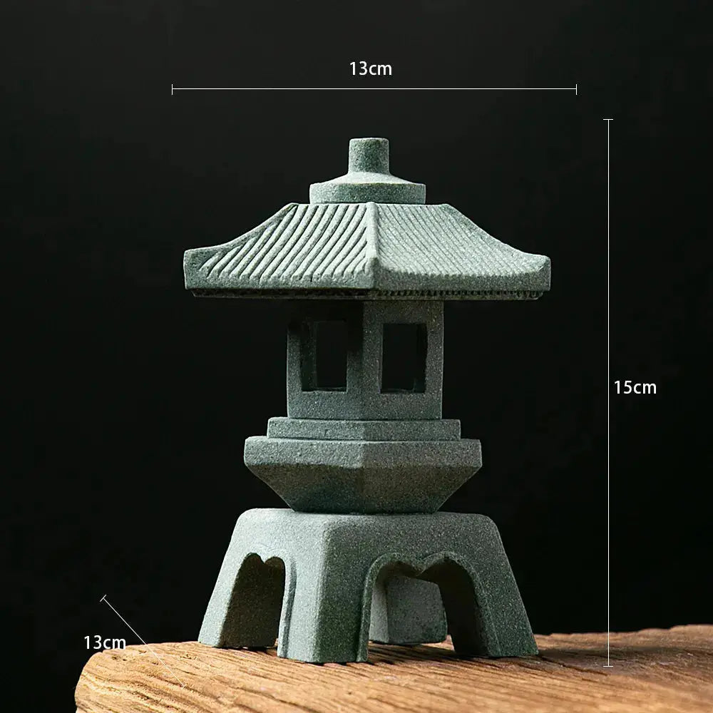 Farol japonés de piedra Fuku para exteriores con techo de tejas esculpidas y abertura luna Ropa Japonesa