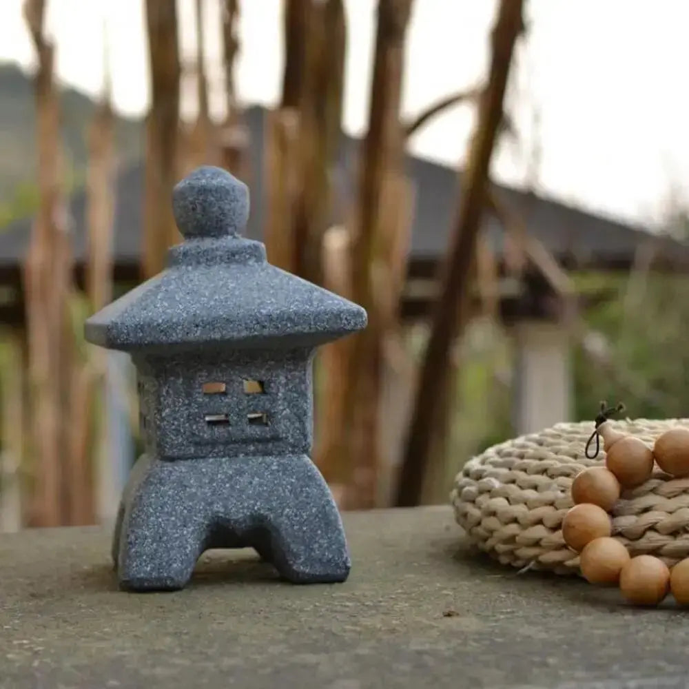Farol japonés decorativo tōrō Kiya de granito gris con aberturas cuadradas para jardín Ropa Japonesa