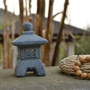 Farol japonés decorativo tōrō Kiya de granito gris con aberturas cuadradas para jardín Ropa Japonesa