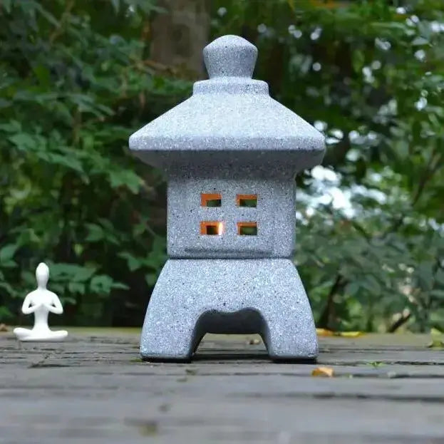 Farol japonés decorativo tōrō Kiya de granito gris con aberturas cuadradas para jardín Ropa Japonesa