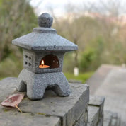 Farol japonés decorativo tōrō Kiya de granito gris con aberturas cuadradas para jardín Ropa Japonesa