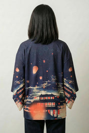 Chaqueta kimono furisode Shizuka vista trasera azul noche templo farolillos streetwear japonés Ropa Japonesa