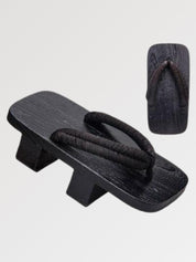 Geta japonesa Tsushima con hanao texturado marrón sobre madera negra yakisugi Ropa Japonesa