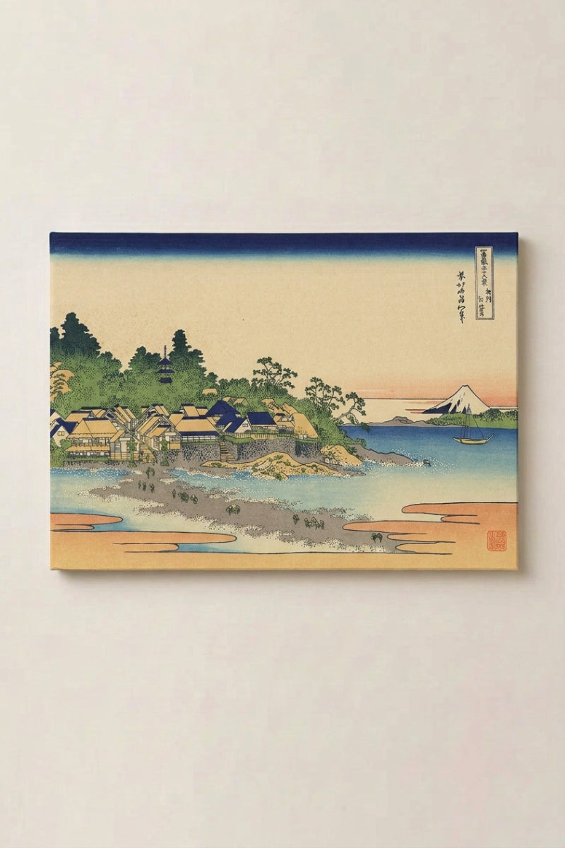 Grabado japonés 'Hiroshige' en panel enmarcado sobre pared beige — península boscosa unida a la costa por una lengua de arena y el Fuji pálido sobre la bahía