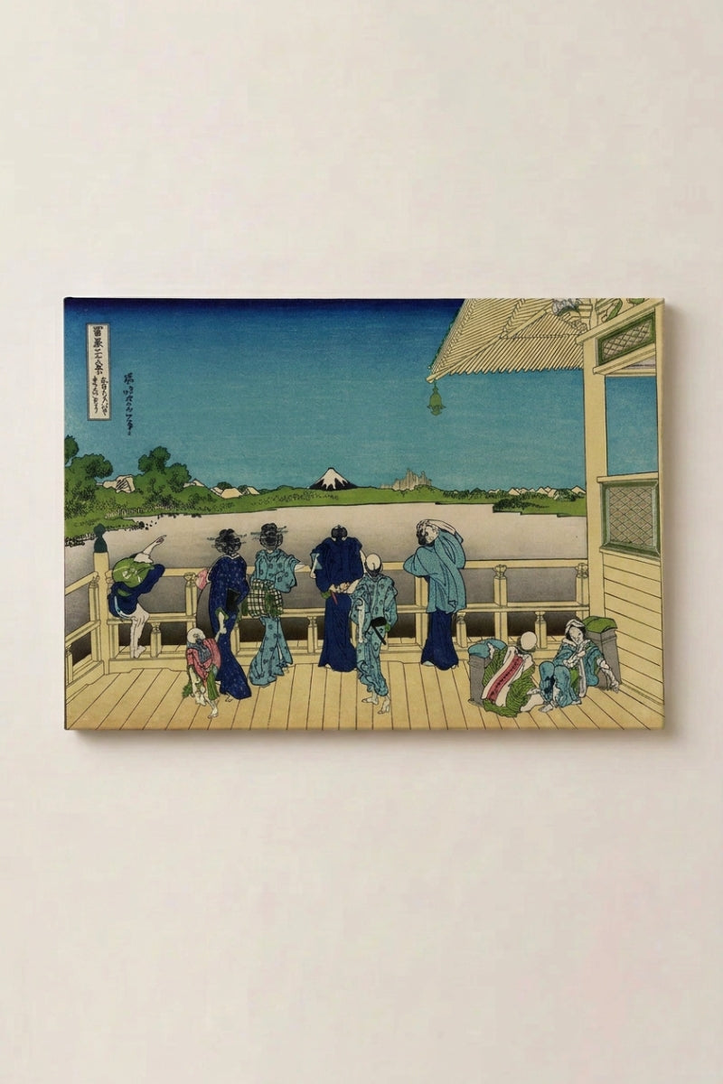 Grabado japonés 'Dento' en panel enmarcado sobre pared beige — porche de una casa de té con viajeros descansando y el Fuji enmarcado por la abertura