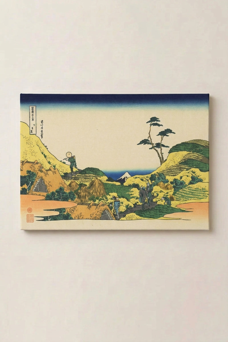 Grabado japonés 'Nogyo' en panel enmarcado sobre pared beige — colinas amarillas con pinos que bajan hacia un mar azul y el monte Fuji a la derecha