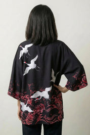 Kimono de grulla Mayumi vista trasera azul noche grullas tsuru blancas streetwear japonés Ropa Japonesa