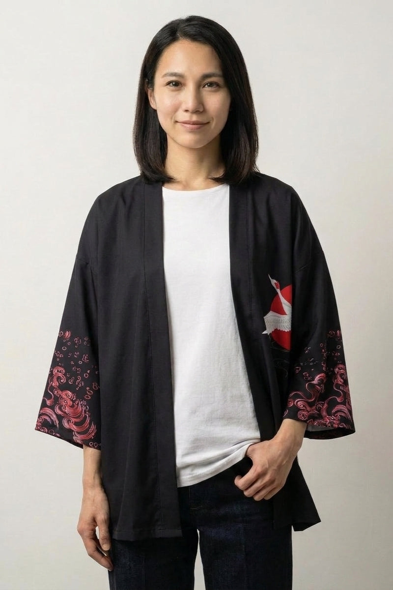 Kimono de grulla Mayumi negro estampado de una carpa koi roja y rosas en los faldones corte abierto streetwear japonés Ropa Japonesa