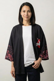 Kimono de grulla Mayumi negro estampado de una carpa koi roja y rosas en los faldones corte abierto streetwear japonés Ropa Japonesa