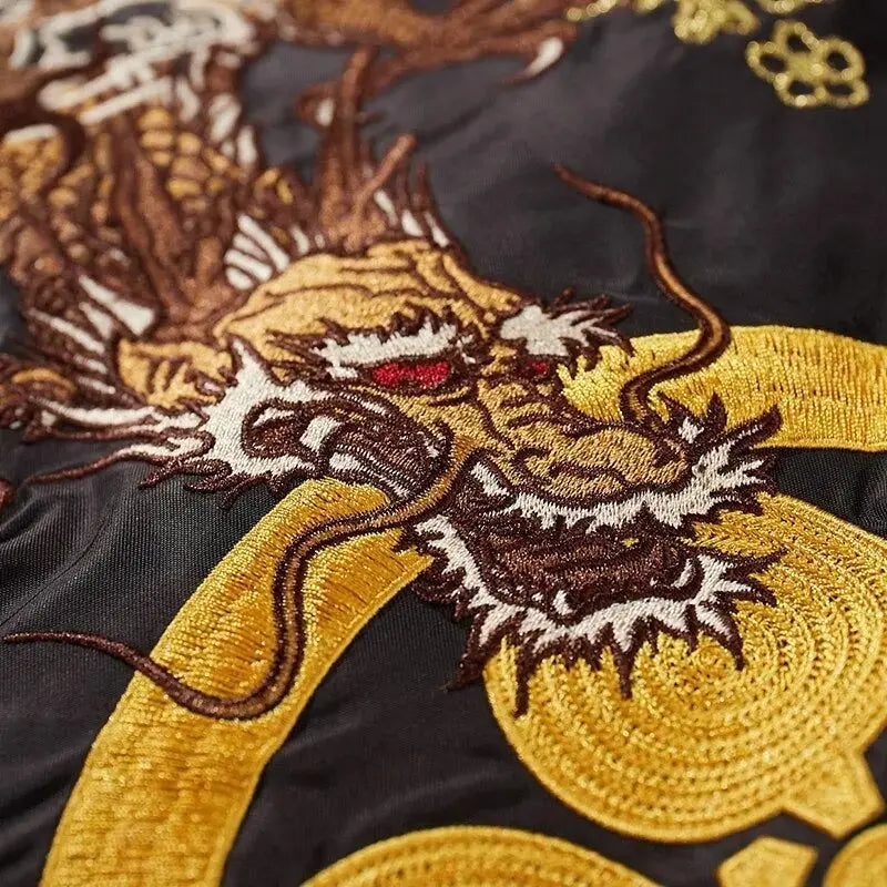 Conoce al famoso dragón Ryu en nuestra chaqueta bomber japonesa bordada con motivos florales
