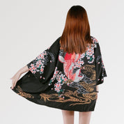La elegante chaqueta kimono japonesa para mujer con símbolos japoneses