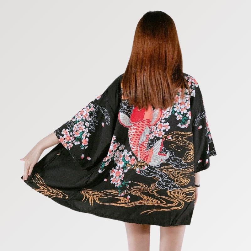 La elegante chaqueta kimono japonesa para mujer con símbolos japoneses