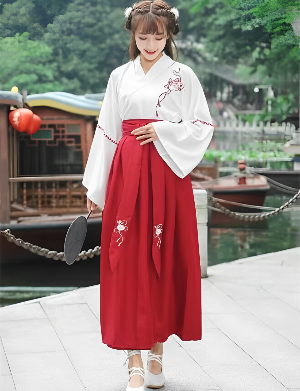 Un vestido con estampado de flores japonesas de sakura