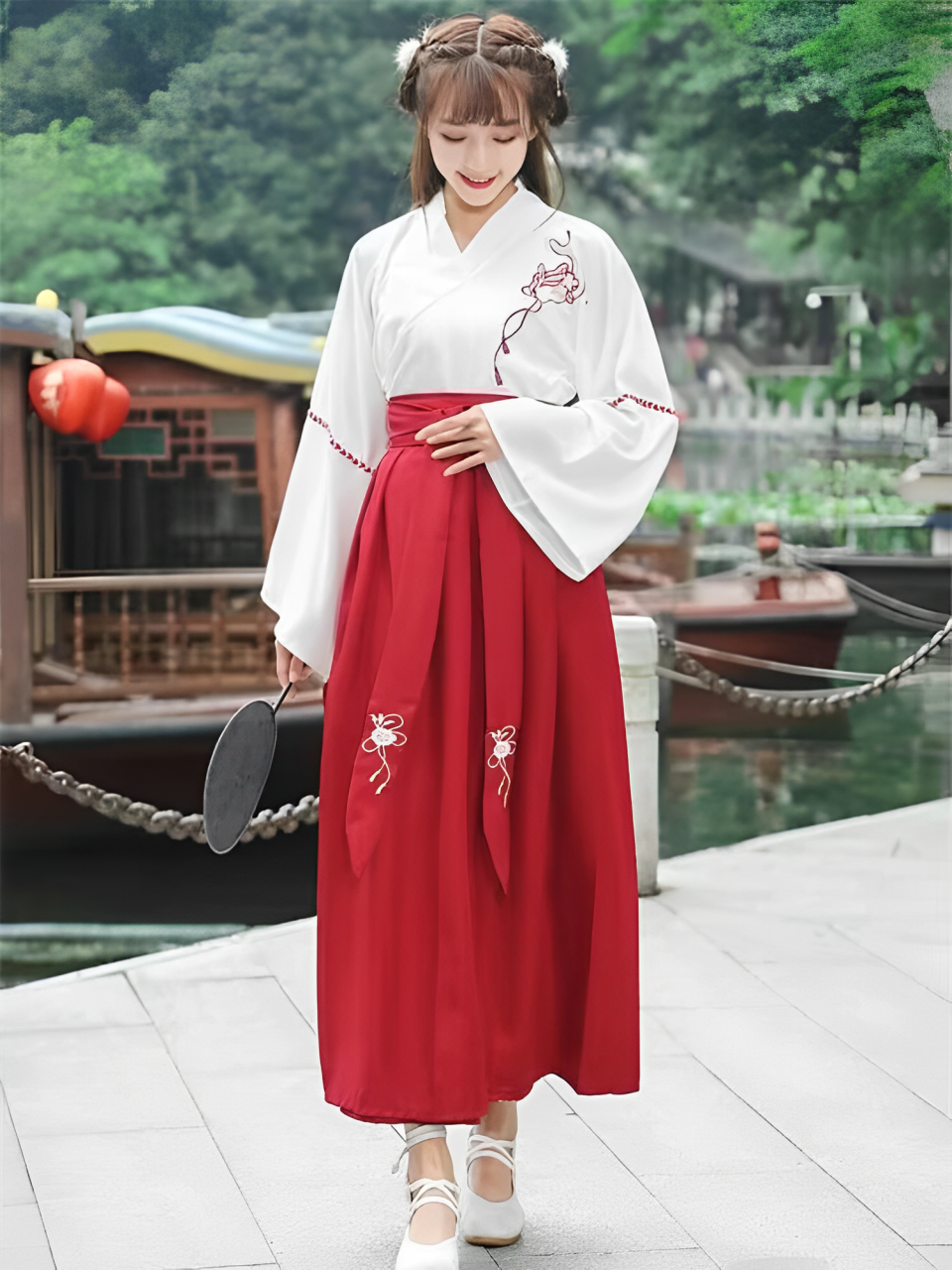 Un vestido con estampado de flores japonesas de sakura