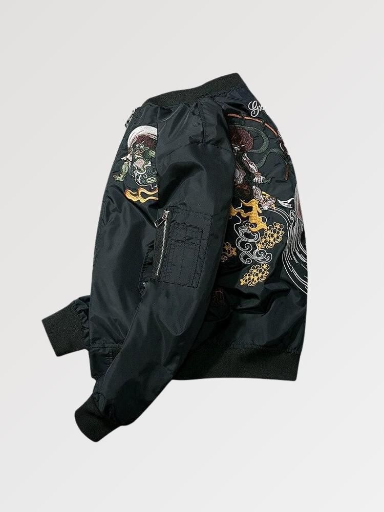 Un monstruo bordado en nuestra cazadora bomber japonesa. Es un Yokai de Yokohama.