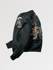 Un monstruo bordado en nuestra cazadora bomber japonesa. Es un Yokai de Yokohama.