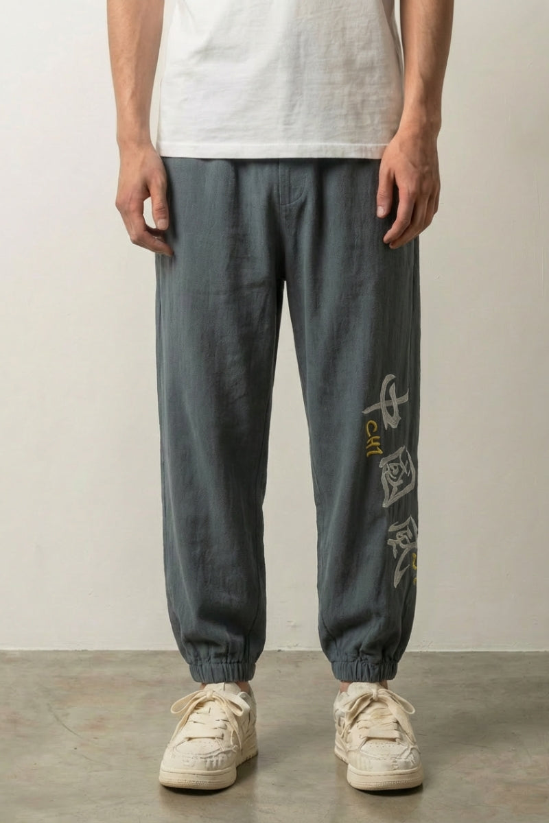 Pantalón jogger japonés Kaze gris pizarra con bordado kanji discreto en la pantorrilla Ropa Japonesa